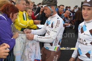 Jimmy Casper (AG2R La Mondiale) signe un maillot (530x)