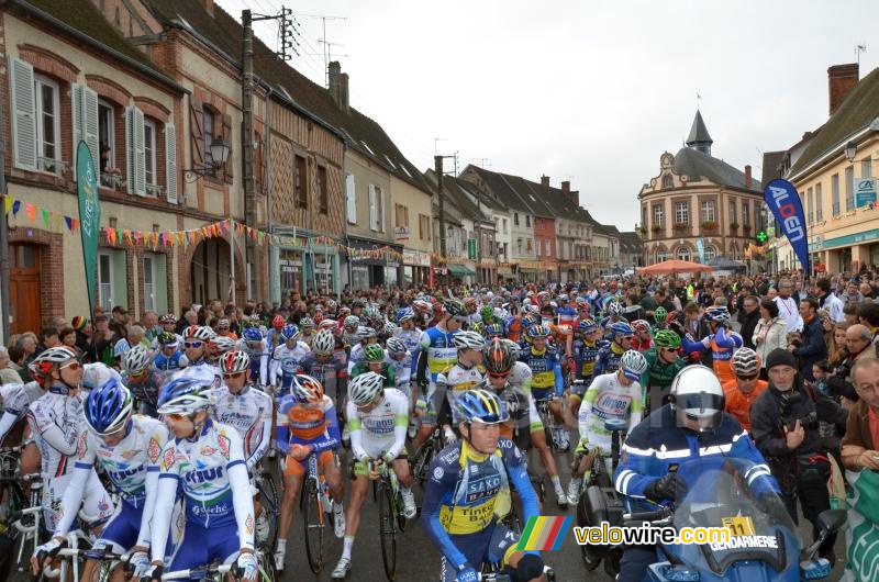 Het peloton aan de start in Châteauneuf-en-Thymerais
