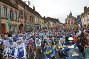 Le peloton au départ à Châteauneuf-en-Thymerais (588x)