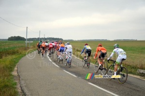 Le peloton poursuit sa route (398x)