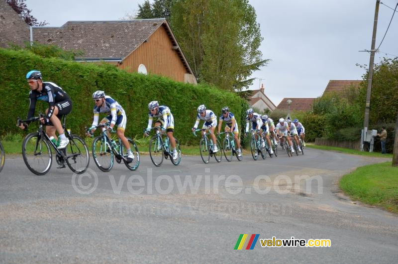 Het peloton in één lange staart