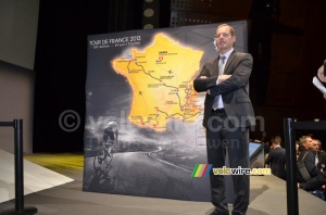 Christian Prudhomme pose à côté de la carte du Tour de France 2013 (660x)