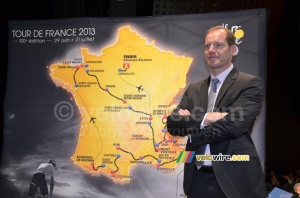 Christian Prudhomme pose à côté de la carte du Tour de France 2013 (2) (746x)