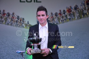 Samuel Dumoulin (Cofidis) with his prize (2) (920x)