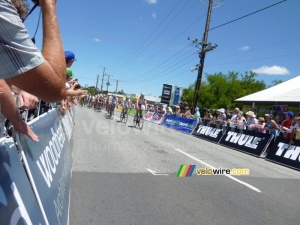 The peloton at the first crossing of the finish line (519x)