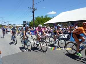 The peloton close to the finish (510x)