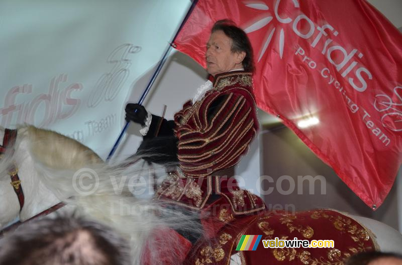 De presentatie begon met een paard in de zaal (1)