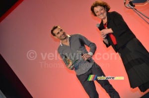 David Moncoutié receives a trophy from Annie Gain (president of the Cofidis direction) (877x)