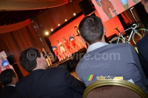 David Moncoutié observes the paralympic team (584x)