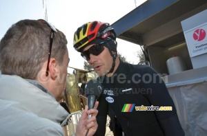 Sébastien Géoris (RTBF) en plein interview de Tom Boonen (OPQS) (609x)