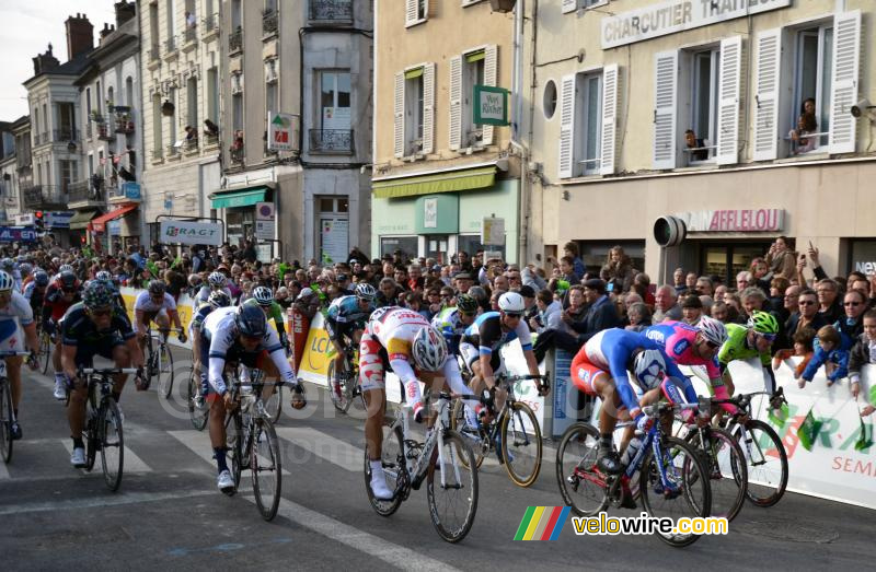 Nacer Bouhanni (FDJ) wint de etappe in Nemours