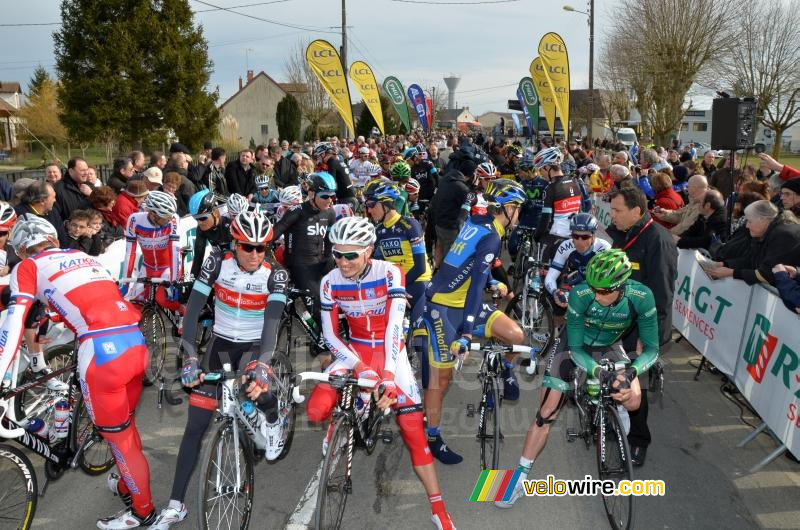 Het peloton klaar voor de start in Vimory