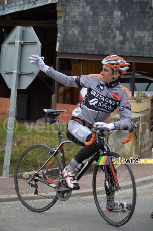 Renaud Dion (Bretagne-Séché) venu encourager les coureurs de Paris-Nice (590x)