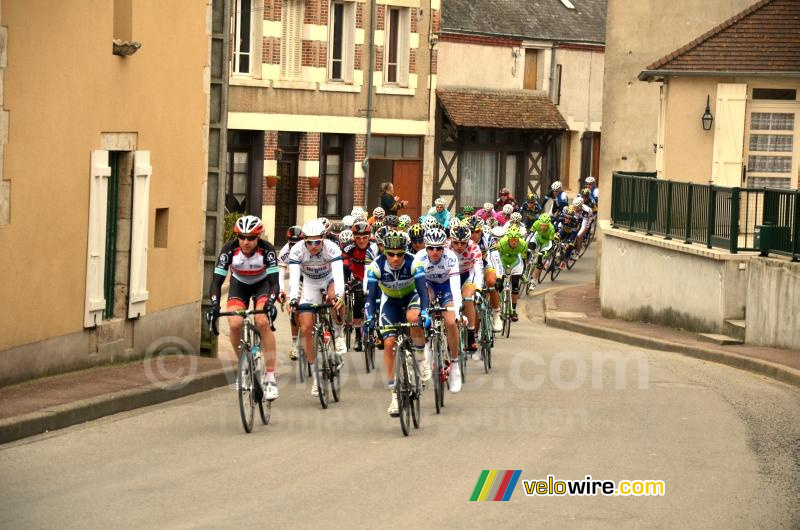 Het peloton weer samen in Autry-le-Châtel