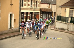 Le peloton regroupé à Autry-le-Châtel (621x)