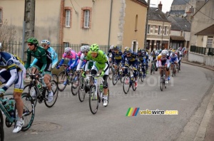 Le peloton regroupé à Autry-le-Châtel (2) (526x)