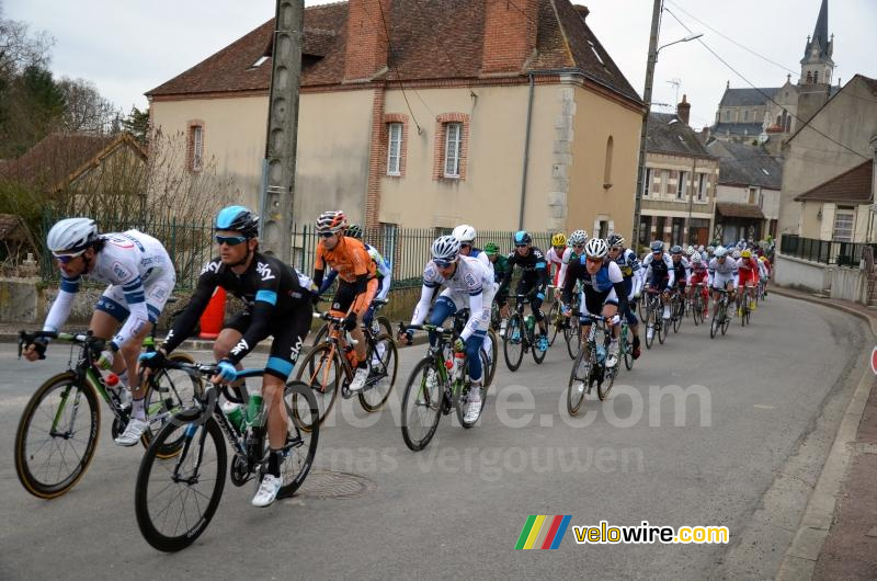 Het peloton weer samen in Autry-le-Châtel (3)