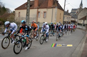 Le peloton regroupé à Autry-le-Châtel (3) (511x)