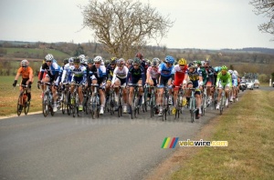 Le peloton à la sortie de Blet (666x)