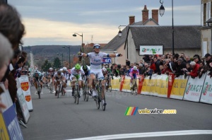 Marcel Kittel (Argos-Shimano) prend la victoire à Cérilly (2) (530x)