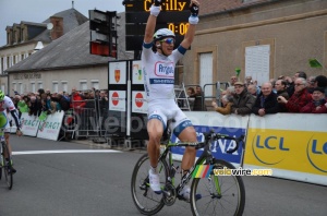 Marcel Kittel (Argos-Shimano) content avec sa victoire à Cérilly (503x)