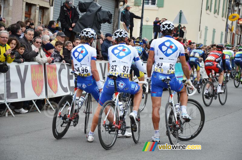 De FDJ renners bezetten de weg