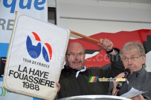 The mayor of La Haye Fouassière with a flag of the start of a Tour stage (749x)