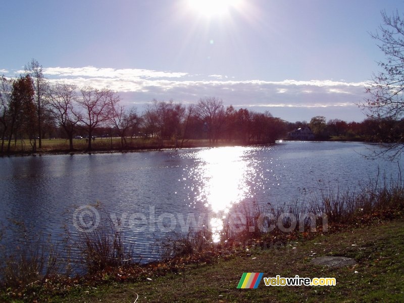 Een foto van de rivier tegen de zon in