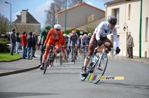 Le peloton en approche de la Côte du Cimetière (568x)