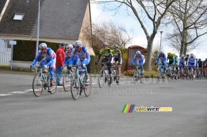 Le peloton avec Androni en tête (331x)