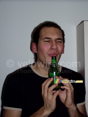 Le concert de Cédric sur une bouteille de bière (542x)