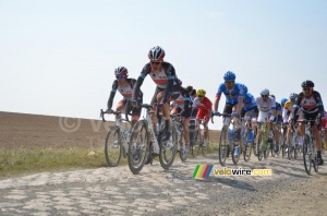 Le peloton sur les pavés de Verchain à Quérenaing (879x)