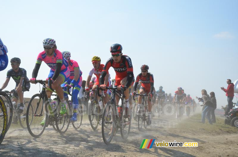 Het stof komt opwaaien als het peloton voorbij komt