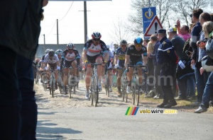 Le peloton à la sortie du secteur 14 (839x)