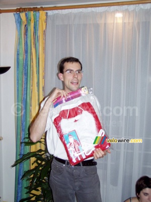 Vincent découvre sa costume de père Noël (459x)