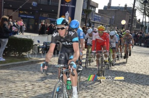 Le peloton sur le dernier zone pavé (789x)