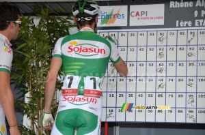 Paul Poux (Sojasun) signs in (523x)