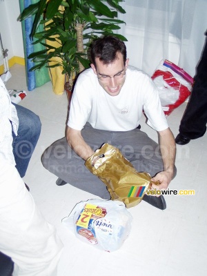 Vincent découvre ses Danettes (466x)