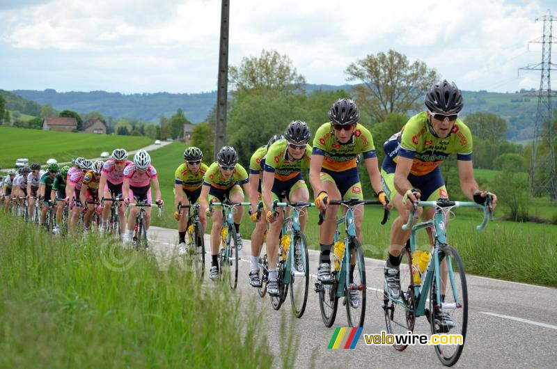 Het peloton onder aanvoering van Sava