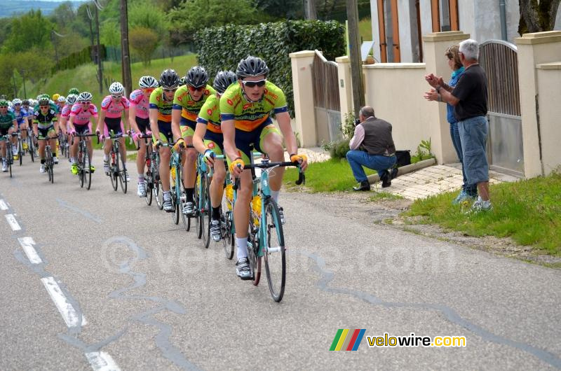 Het peloton onder aanvoering van Sava & Charvieu-Chavagneux (3)