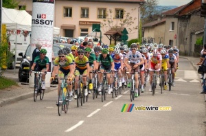 Le peloton sur la Côte de Maubec (259x)