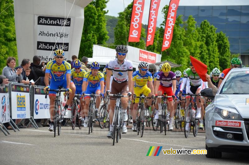 Het peloton aan de start met Jules Pijourlet (CCF)