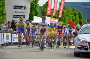 Le peloton au départ avec Jules Pijourlet (CCF) (306x)