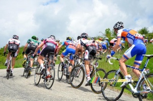 Le peloton s'en va sur la Côte de Saint-Christophe-et-le-Laris (424x)