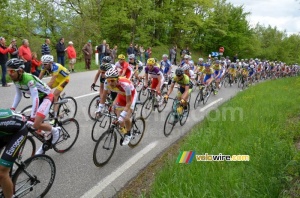 Le peloton sur le Col de la Croix de Toutes Aures (2) (367x)