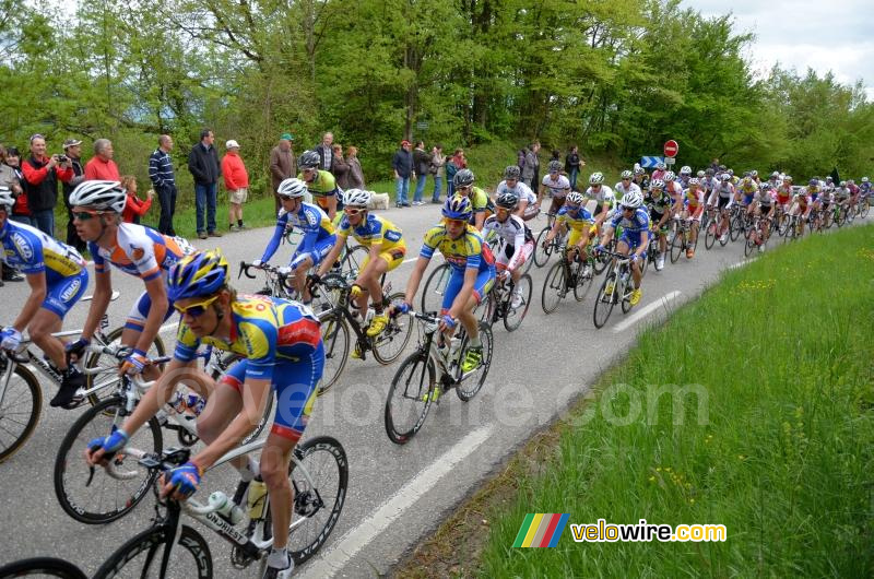 Het peloton op de Col de la Croix de Toutes Aures (3)
