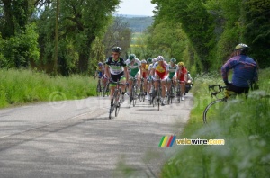 Le peloton sur la Côte d'Arzay (496x)