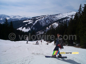 Everyone skiing (408x)