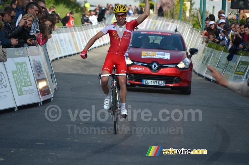 Nicolas Edet (Cofidis) viert de overwinning van Nico Sijmens