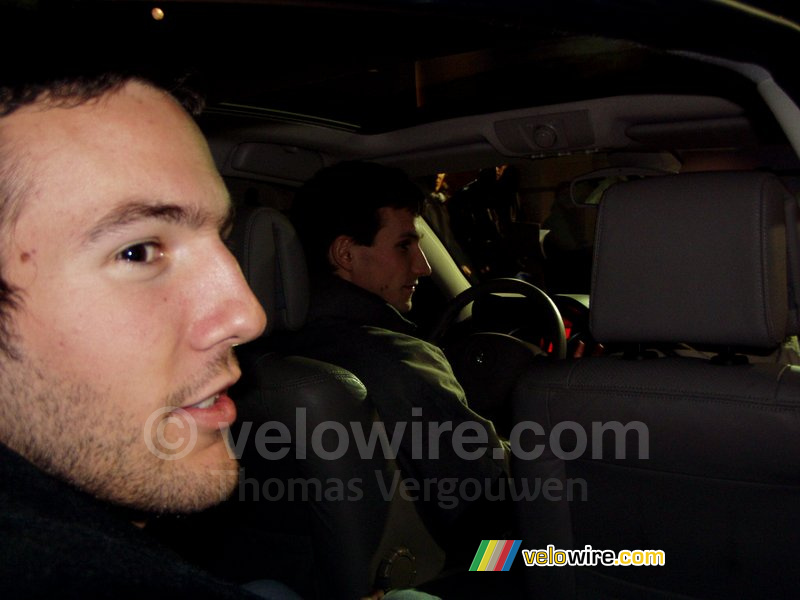 Bernard & Sébastien in een auto in de Renault showroom